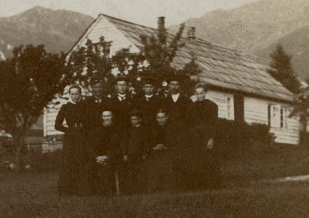 Ølver Gjertsen og Alis Sofie Kristoffersdotter med alle barna framfor heimen i “Sandvikjo″ 1903. Mellom foreldrene står Johannes, fødd 1895. Bak til venstre står Aletta. Til høgre står Synneva. Mellom jentene står Gjert, Kristoffer, Ola og Ølver.