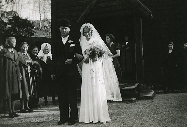Synneva Sandvik og Olav Skaar gifte seg den 12. oktober 1940 i Hamre kyrkja på Osterøy. Til høgre: Borghild Sandvik søster til Synneva.